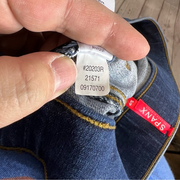 Spanx Distressed Ankle Skinny Jeans, Medium Wash size small - Picture 11 of 11